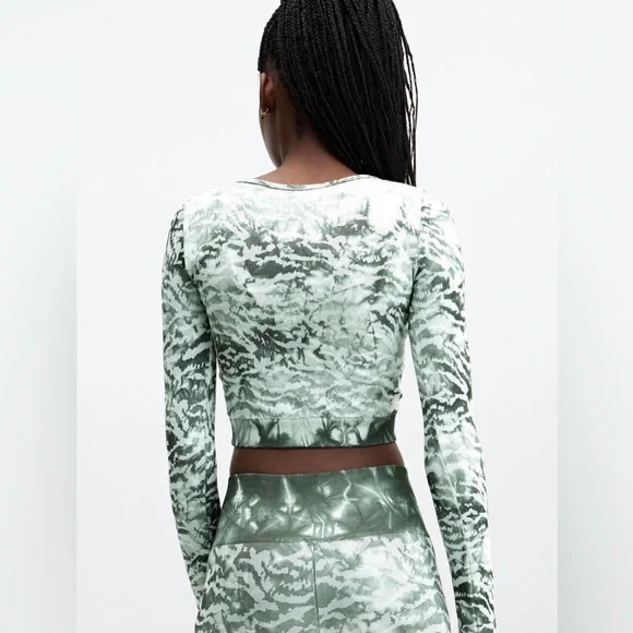 NWTS Fabletics Mari Seamless Long Sleeve Crop Top Sz M Tiger Tie Dye Green White - Picture 7 of 8